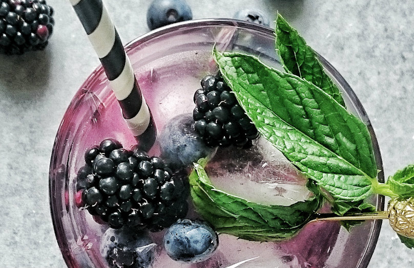 Cocktail estivo - Rum, more e mirtilli
