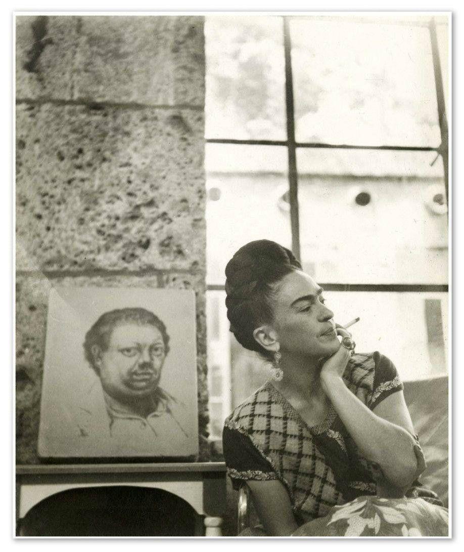 Dalani, Frida Kahlo in posa con l'Autoritratto di suo Marito Diego Rivera del 1931 Dalani, Frida Kahlo, Arte, Casa, Colori, Fiori, Ispirazioni, Giardino