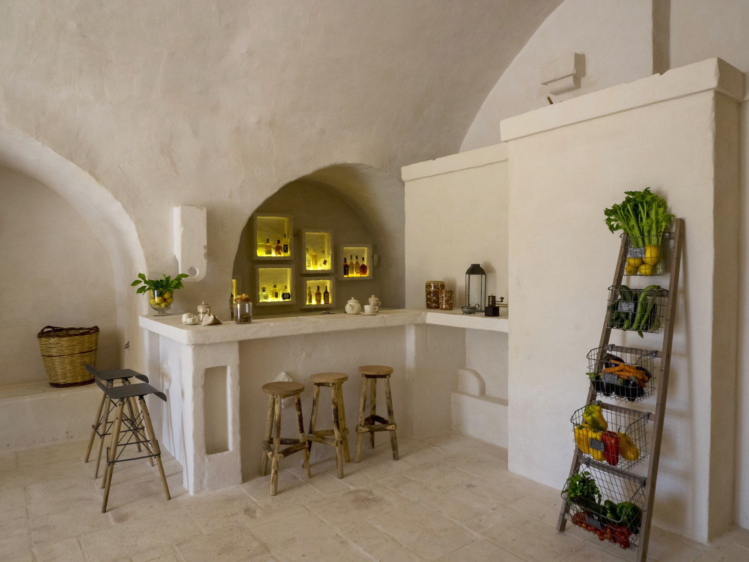 Dalani, Bar Zona Bar con Scala Portatutto Sgabelli e Box Luminosi Portatutto Dalani, Bar, Cocktail, Cucina, Design, Trend, Fiori
