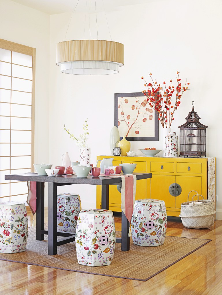 Esszimmer mit chinesischen Elementen und Sitzhocker mit Blumenmotiv