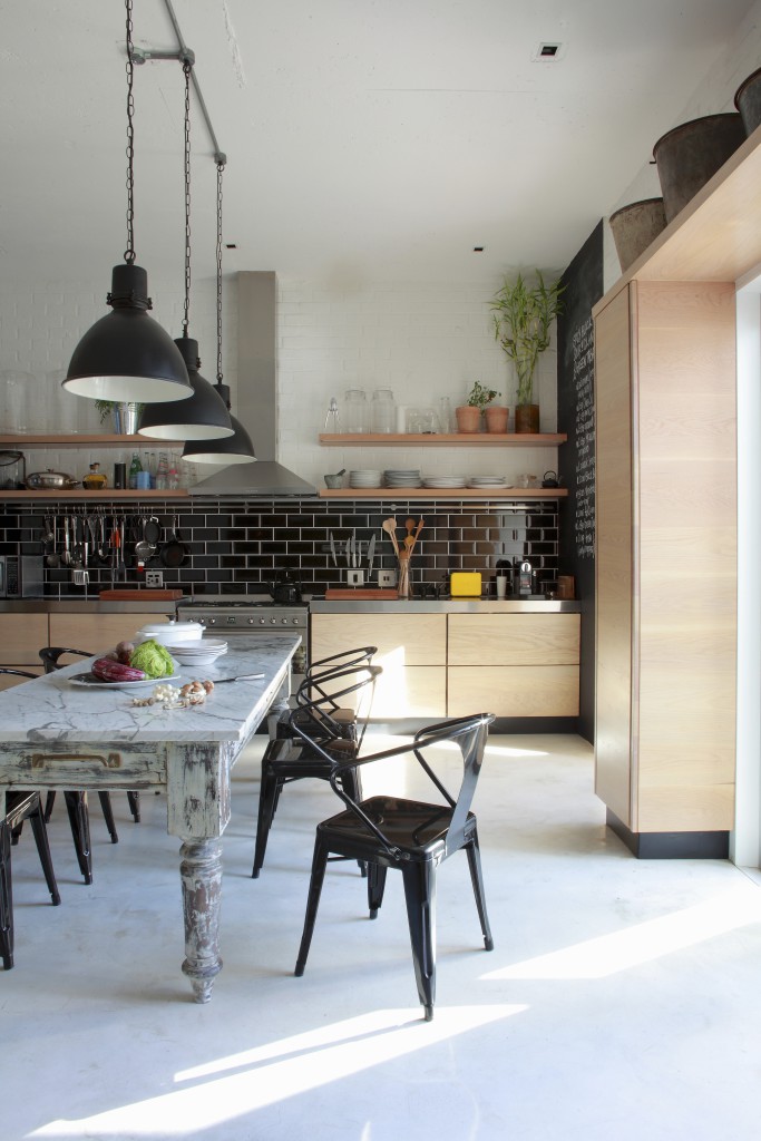 MetallstÃhle im Retrostil um Esstisch in Shabby Look in DesignerkÃche, Industrie HÃngeleuchten mit schwarzweissem Schirm