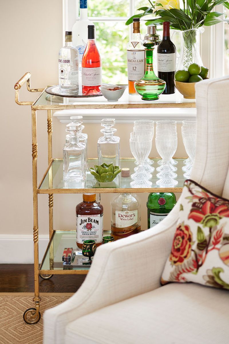5 redenen waarom iedereen een bar cart wil hebben Woonkamer koloniale stijl ingericht