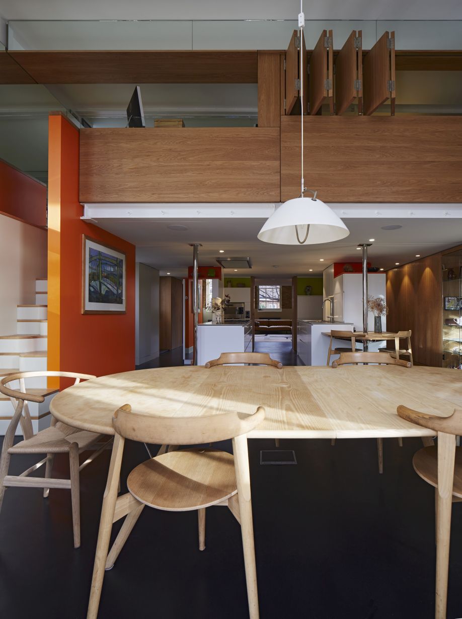 ovale tafel van lichtkleurig hout