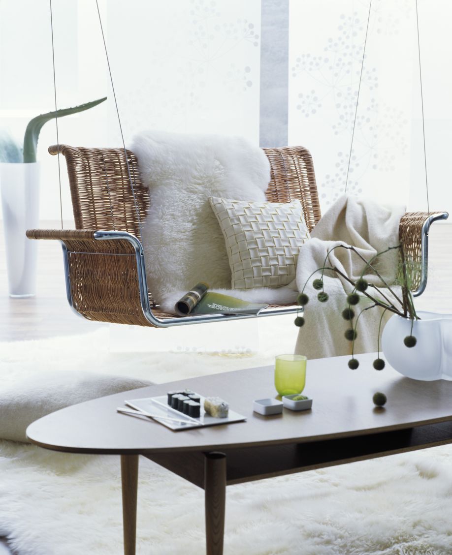 ovale salontafel met rotan fauteuil