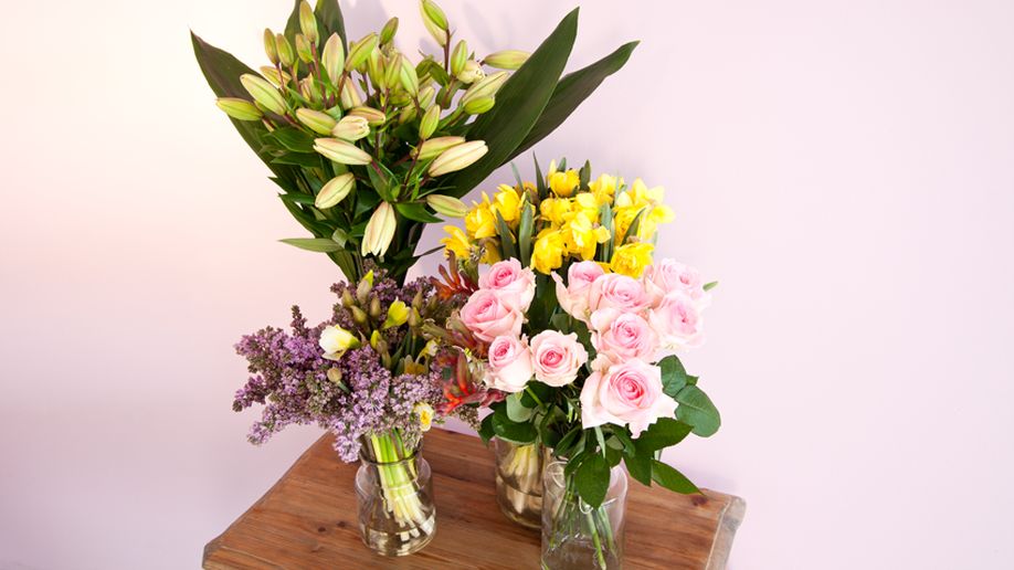 lentebloemen geel en roze op tafel