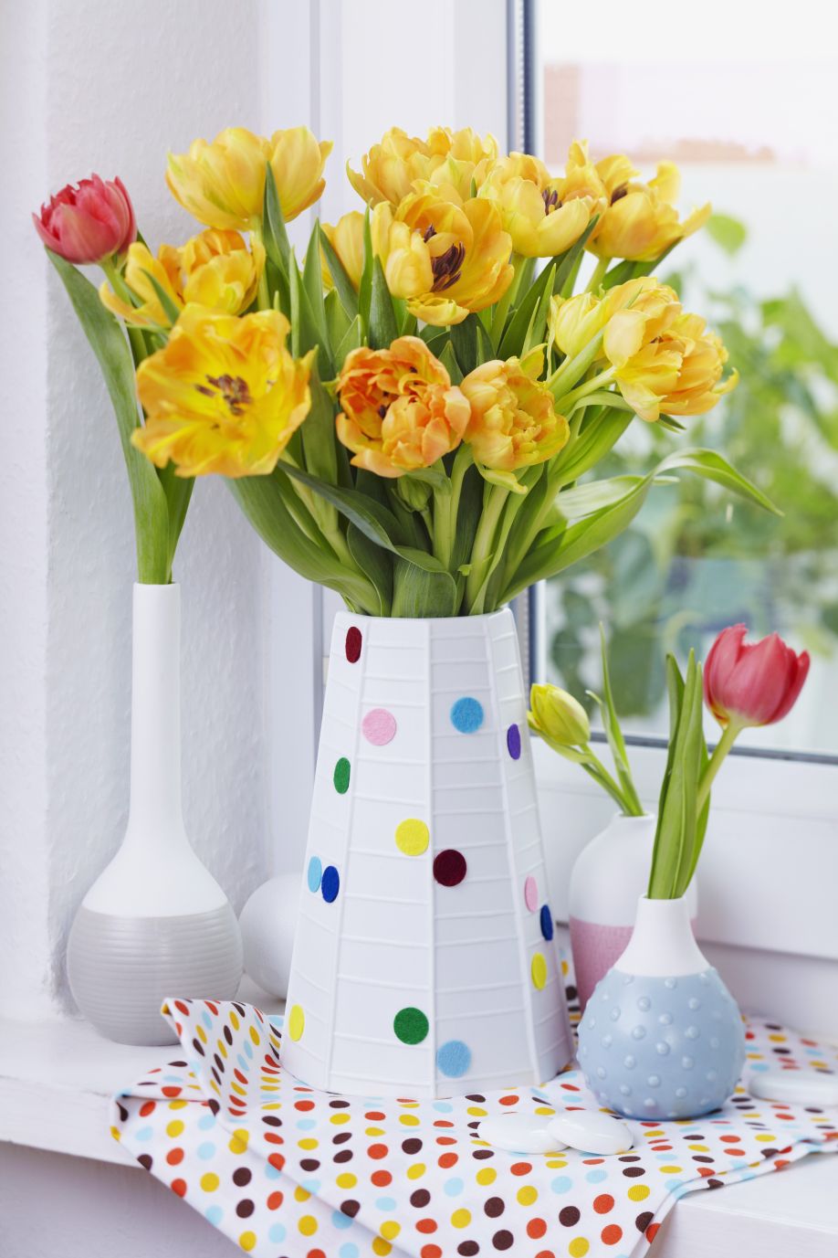 lentebloemen-boeket in witte vaas