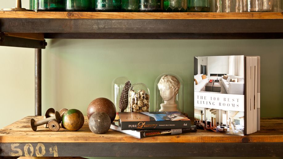 boekenstandaard hout beeldjes op planken