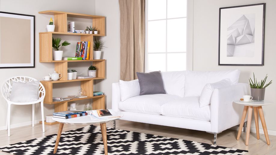boekenstandaard hout in scandi woonkamer