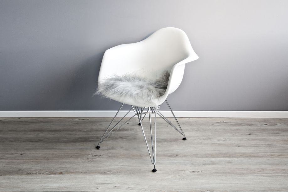 schapenvacht op witte eames stoel