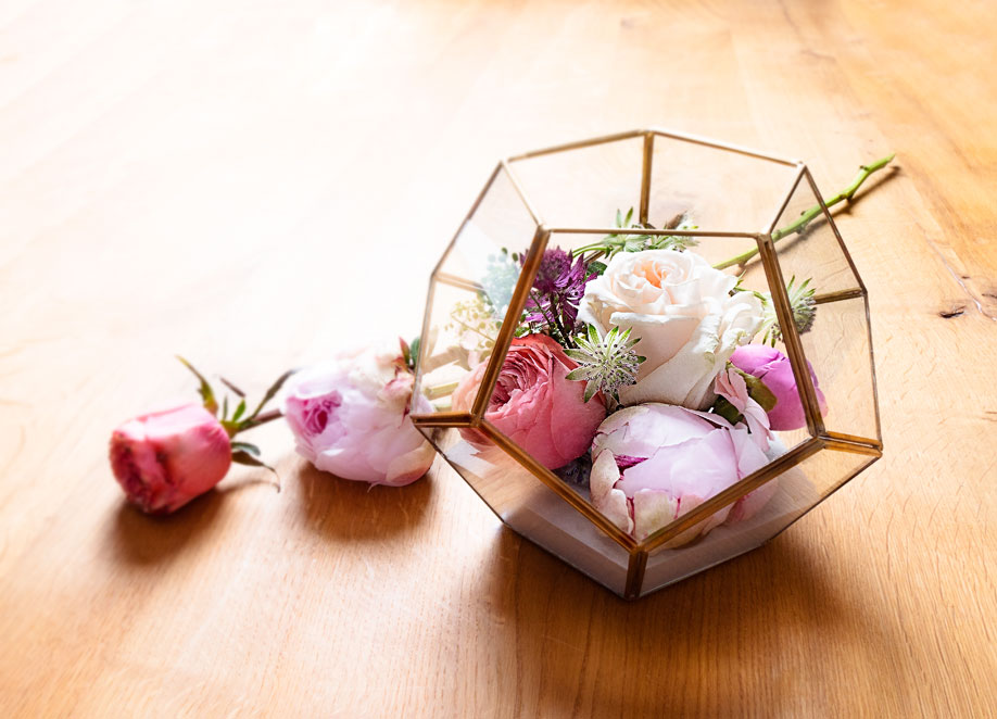 ozdobne terrarium z kwiatami