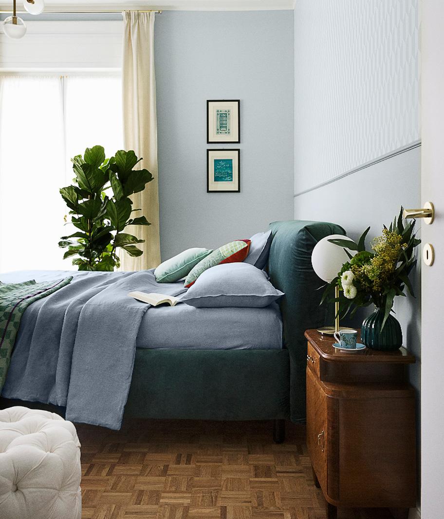 Retro Bedroom: Blue & Wood
